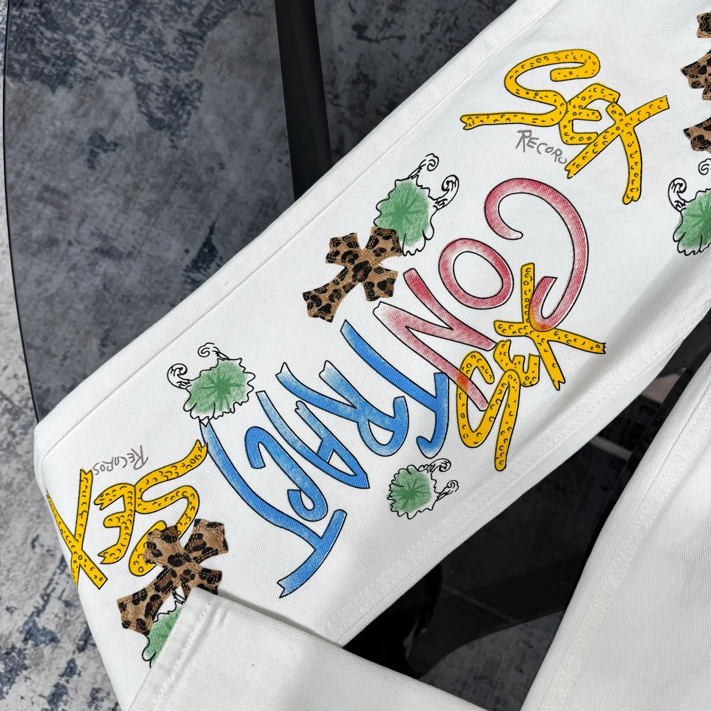 P250 Chrome Hearts & Chrome Hearts high street jeans with leopard pattern and vintage graffiti painting on white background. Chrome Hearts are the most popular pants in color. Made of beaded canvas fabric, heavy washing makes the upper body of the fabric more textured and the pants are tall and straight! The three-dimensional cutting of the whole trousers is a masterpiece! The hardware is customized by zp. The beaded canvas fabric is thick and soft after being washed. It has good breathability. Customized small leather label. Unique design. The details are simple and elegant, and the workmanship is exquisite. The whole trousers are neatly routed and the details are in place! Trendy people have been disappointed. From the quality selection of fabrics, the tailoring of details, and the matching of patterns, everything is impeccable! The upper body is so handsome when worn...it can be easily worn by men, women and children! The craftsmanship is made of heavy-duty washed pure cotton denim fabric. After washing, it is soft and thick and looks very stylish when worn. Color: White Size: 28 30 32 34 (S-XL)